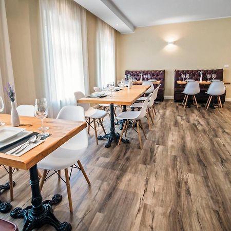 דוברובו Toscanina Garni Hotel מראה חיצוני תמונה