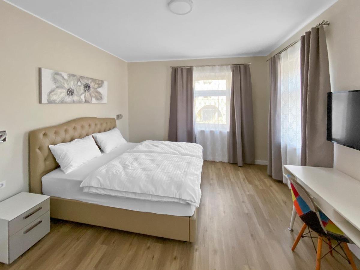 דוברובו Toscanina Garni Hotel מראה חיצוני תמונה