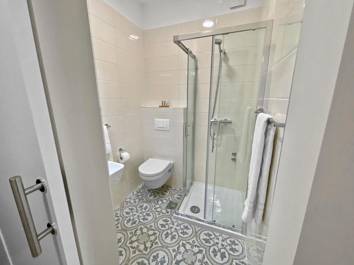 דוברובו Toscanina Garni Hotel מראה חיצוני תמונה