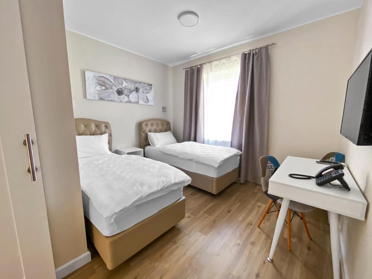 דוברובו Toscanina Garni Hotel מראה חיצוני תמונה