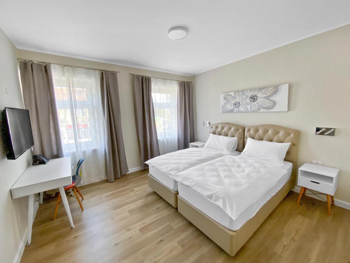 דוברובו Toscanina Garni Hotel מראה חיצוני תמונה