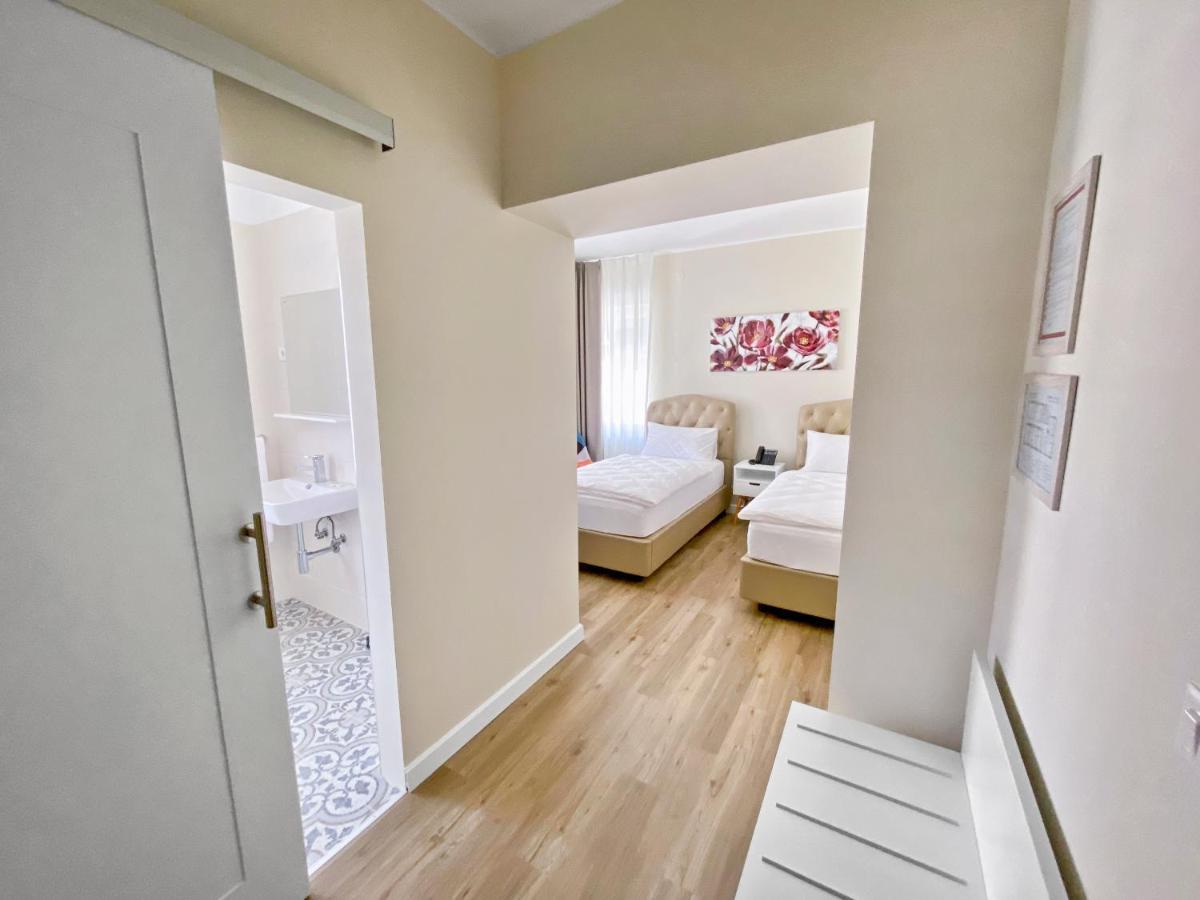 דוברובו Toscanina Garni Hotel מראה חיצוני תמונה